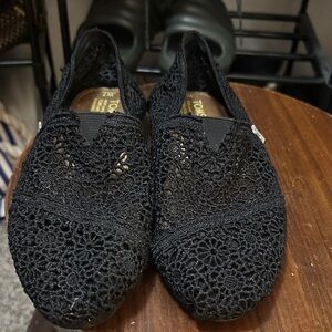 TOMS Women's Black Floral Crochet Flats